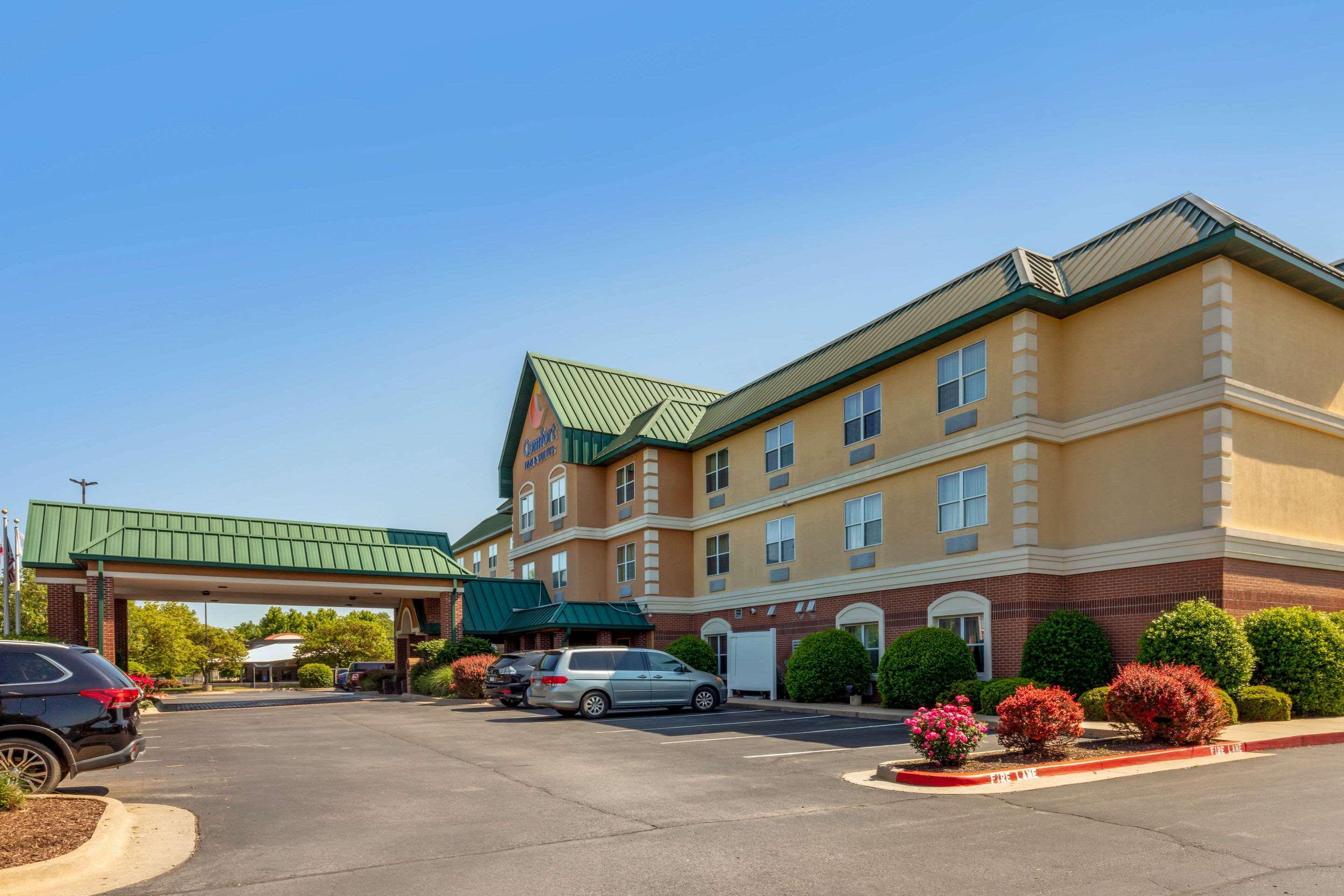 Comfort Inn & Suites Fayetteville-University Area Exterior foto