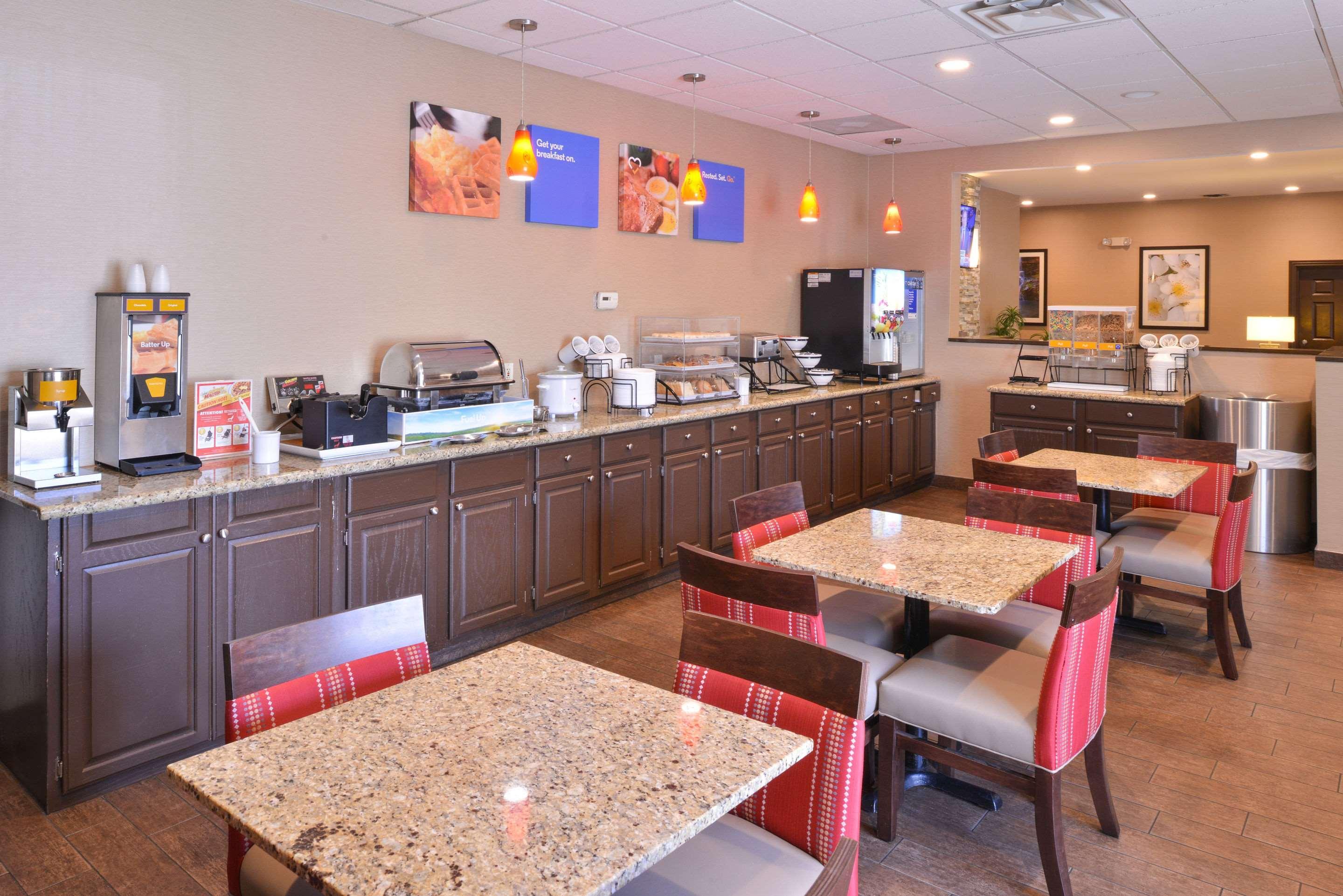 Comfort Inn & Suites Fayetteville-University Area Exterior foto