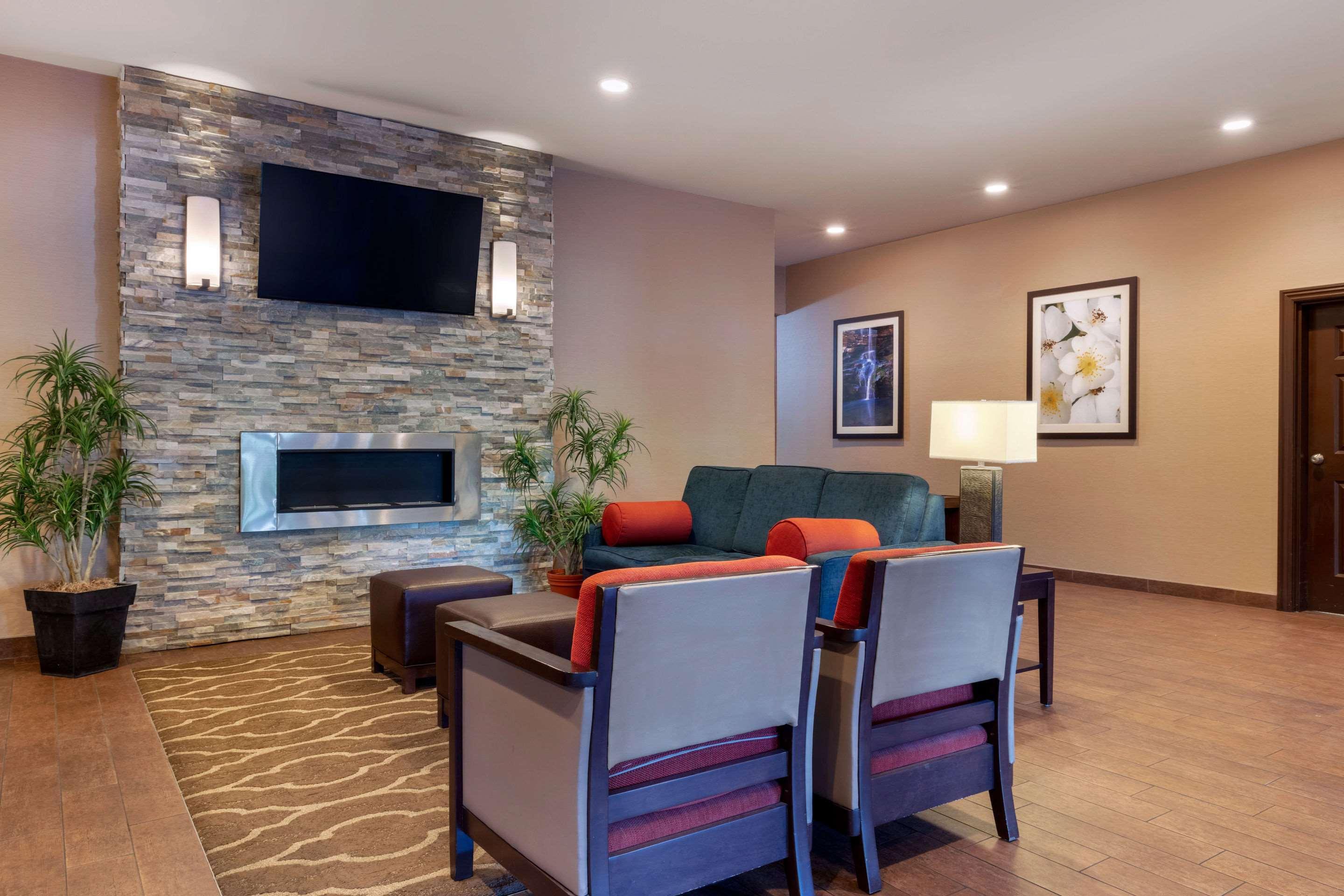 Comfort Inn & Suites Fayetteville-University Area Exterior foto